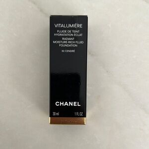 Chanel Vitalumière Radiant Foundation - 30 Cendre